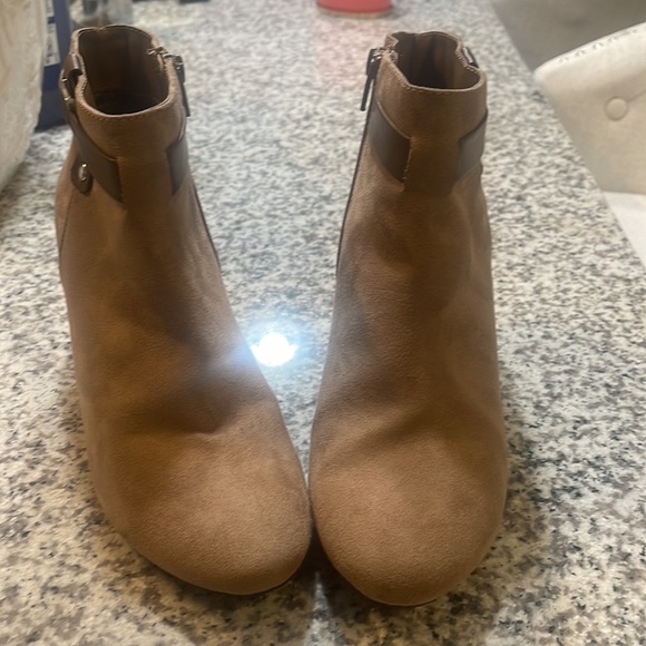 Booties 🤎 - Picture 2 of 2